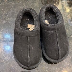 Cat & Jack Black Kids Slippers